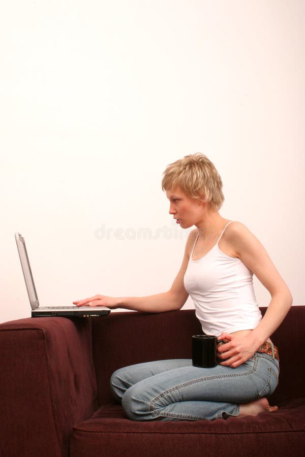Schönheitsfrau mit Laptop stockbilder Schönheitsfrau mit Laptop stockbilder