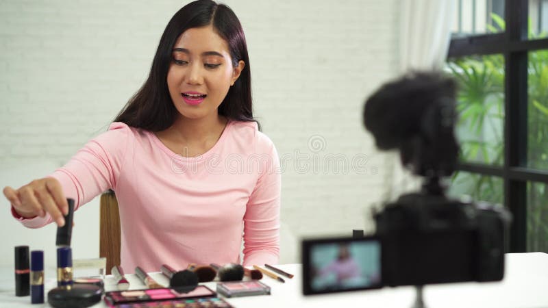 Schönheitsgebrauchsbürste, während Bericht Tutorsendungslive - video zum Sozialen Netz durch Internet bilden