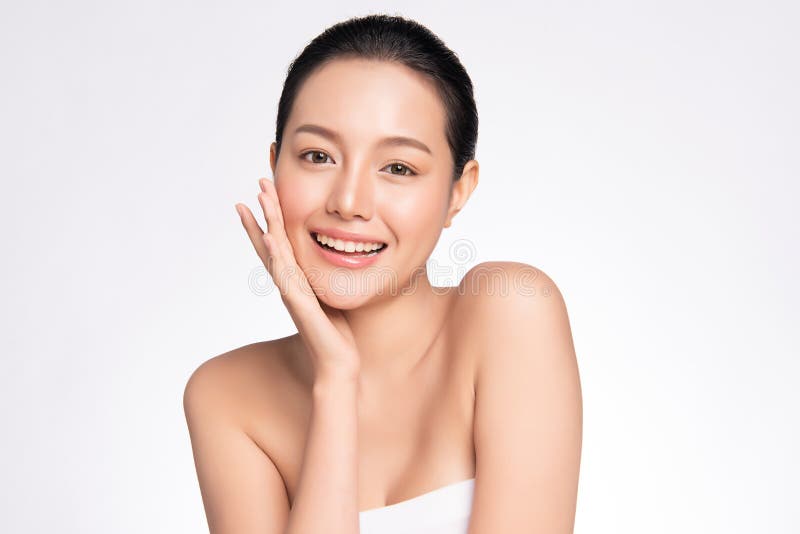 Schönheitsgesicht. Lächeln asiatische Frau, die ein gesundes Hautporträt berührt. schönes Happy Mädchenmodell mit neuer glühender stockfoto