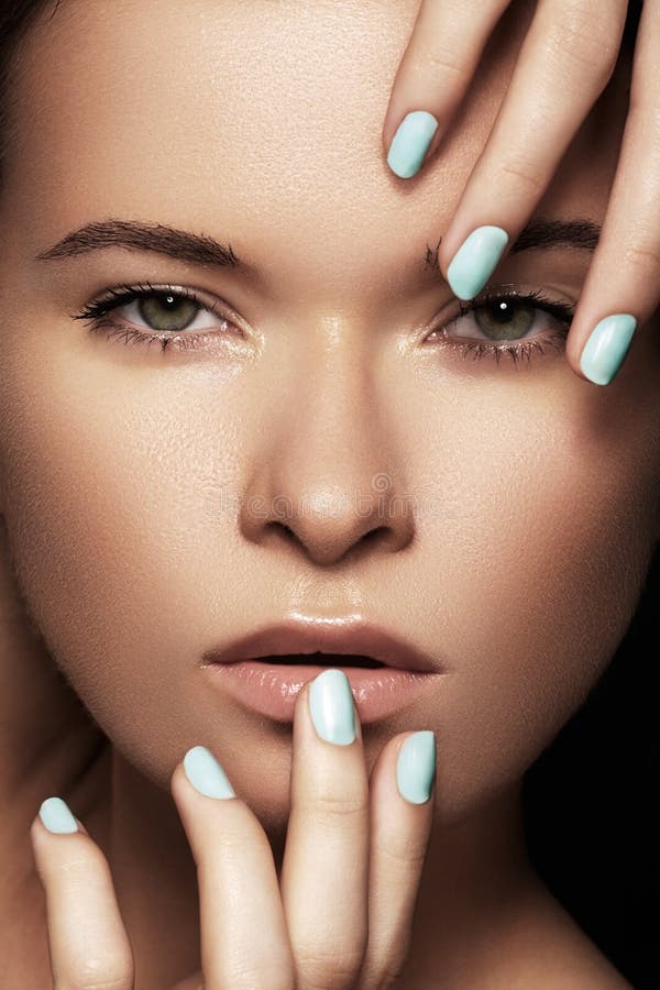 Schönheitsgesicht mit blauen Nägeln maniküren, saubere Haut stockfoto Schönheitsgesicht mit blauen Nägeln maniküren, saubere Haut stockfoto