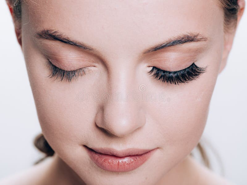 Schönheitsgesicht mit den Wimpern peitscht Erweiterung, bevor und nachdem natürliches Make-up der gesunden Haut der Schönheit Aug lizenzfreie stockfotografie Schönheitsgesicht mit den Wimpern peitscht Erweiterung, bevor und nachdem natürliches Make-up der gesunden Haut der Schönheit Aug lizenzfreie stockfotografie