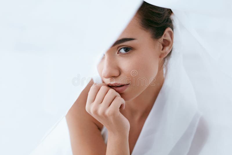 Schönheitsgesichtshautpflege Frau mit schöner Haut und Make-up stockbild