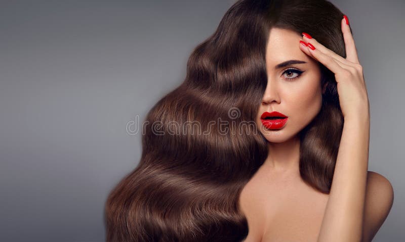 Schönheitshaar-Mädchenporträt Rotes Lippenmake-up, Manikürenägel und h lizenzfreies stockbild Schönheitshaar-Mädchenporträt Rotes Lippenmake-up, Manikürenägel und h lizenzfreies stockbild