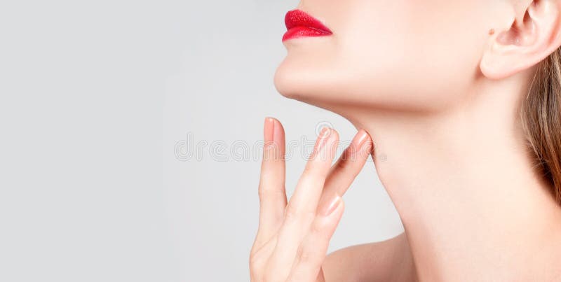 Schönheitshals mit den sauberen Haut- und Rotlippen stockfotografie