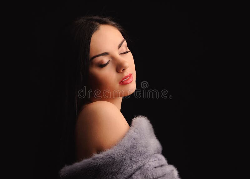 Schönheitsmode Model Girl in Blue Mink Pelzmatte lizenzfreie stockbilder