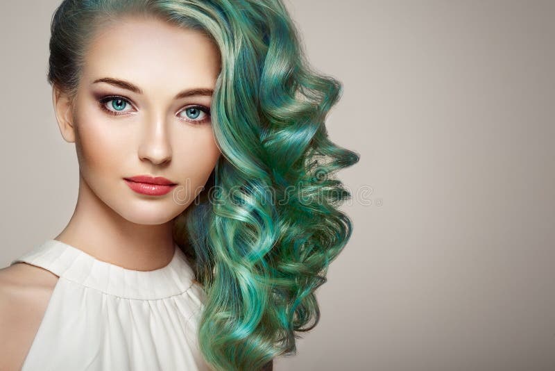 Schönheitsmode-modell-Mädchen mit dem bunten gefärbten Haar stockbild
