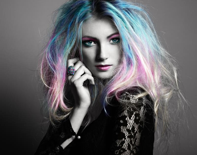 Schönheitsmode-modell-Mädchen mit dem bunten gefärbten Haar lizenzfreies stockfoto Schönheitsmode-modell-Mädchen mit dem bunten gefärbten Haar lizenzfreies stockfoto