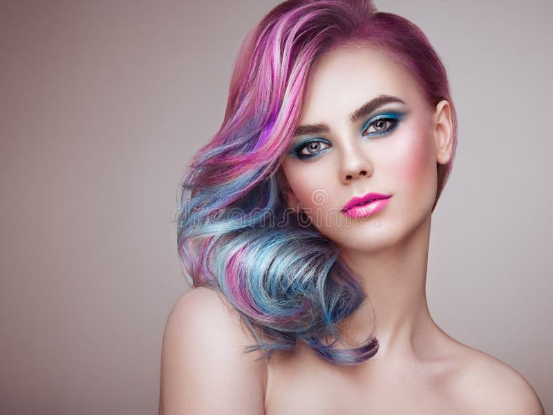 Schönheitsmode-modell-Mädchen mit dem bunten gefärbten Haar stockfoto
