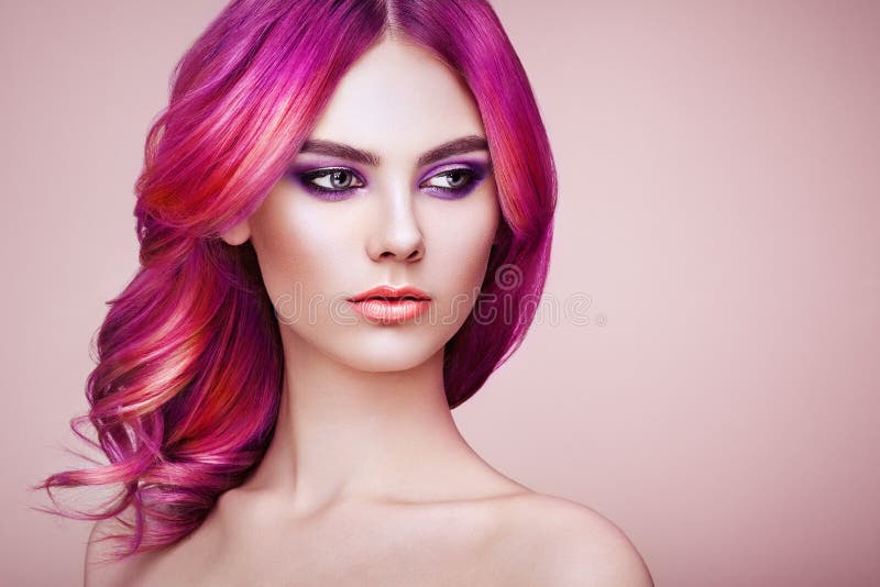 Schönheitsmode-modell-Mädchen mit dem bunten gefärbten Haar stockfotos Schönheitsmode-modell-Mädchen mit dem bunten gefärbten Haar stockfotos