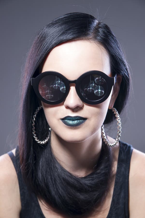 Schönheitsmode-modell-Porträt in der Sonnenbrille mit den blauen Lippen und den Ohrringen Kreative Frisur und bilden stockbilder Schönheitsmode-modell-Porträt in der Sonnenbrille mit den blauen Lippen und den Ohrringen Kreative Frisur und bilden stockbilder