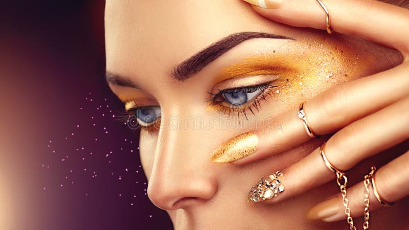 Schönheitsmodefrau mit goldenem Make-up lizenzfreie stockbilder