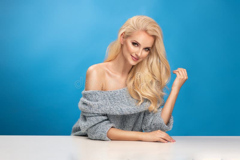 Schönheitsmodeporträt der Frau auf blauem Hintergrund stockfotos Schönheitsmodeporträt der Frau auf blauem Hintergrund stockfotos