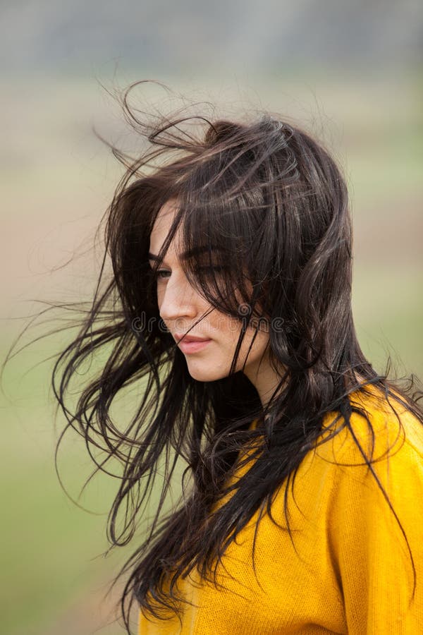 Schönheitsmodeporträt des jungen schönen brunette Mädchens mit dem langen schwarzen Haar und den grünen Augen Schönheitsporträt d stockfotos Schönheitsmodeporträt des jungen schönen brunette Mädchens mit dem langen schwarzen Haar und den grünen Augen Schönheitsporträt d stockfotos