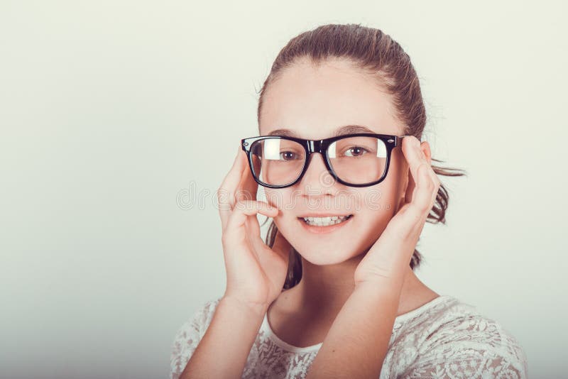 Schönheitsmädchen mit Gläsern stockbilder Schönheitsmädchen mit Gläsern stockbilder