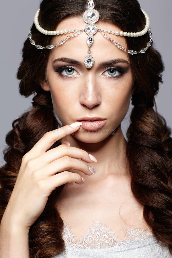 Schönheitsporträt der jungen Frau mit Diadem Brunettemädchen mit L stockbilder Schönheitsporträt der jungen Frau mit Diadem Brunettemädchen mit L stockbilder