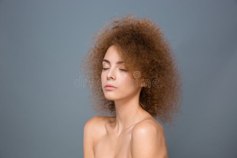 Schönheitsporträt der jungen natürlichen Frau mit umfangreicher gelockter Frisur lizenzfreies stockbild Schönheitsporträt der jungen natürlichen Frau mit umfangreicher gelockter Frisur lizenzfreies stockbild