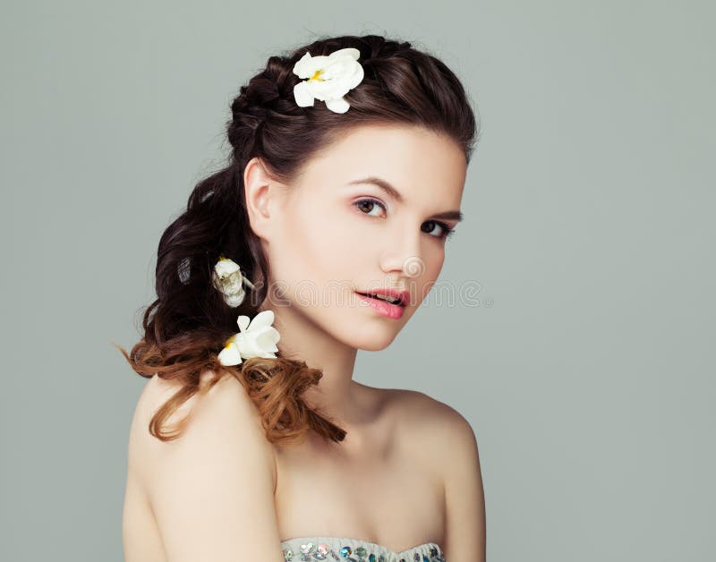 Schönheitsporträt der schönen jungen vorbildlichen Frau mit perfekter Frisur, Make-up und Blumen stockfoto Schönheitsporträt der schönen jungen vorbildlichen Frau mit perfekter Frisur, Make-up und Blumen stockfoto