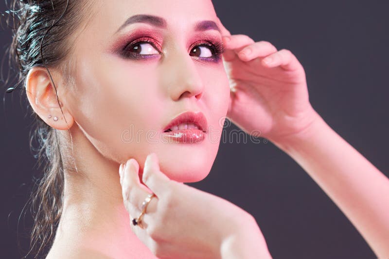 Schönheitsporträt von jungen attraktiven Frauen lizenzfreie stockfotografie Schönheitsporträt von jungen attraktiven Frauen lizenzfreie stockfotografie