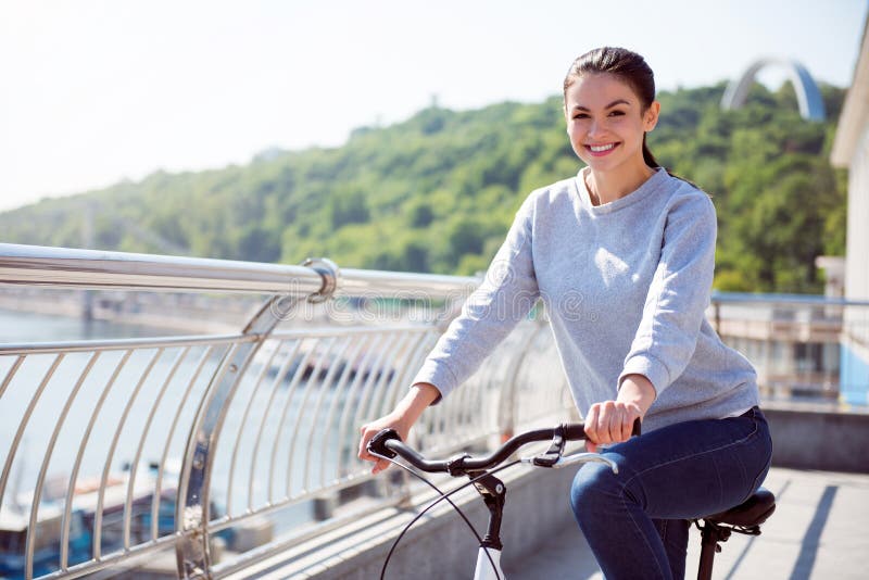 Schönheitsreiten auf Fahrrad stockfotografie Schönheitsreiten auf Fahrrad stockfotografie