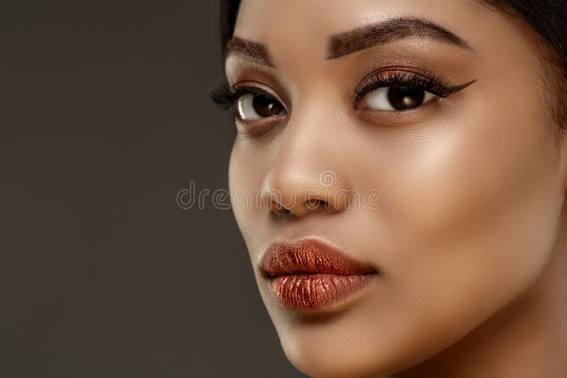 Schönheitsschwarze Hautfrau Afrikanische ethnische weibliche Gesichter Afrikanisches Modell Lux-Modell stockfoto Schönheitsschwarze Hautfrau Afrikanische ethnische weibliche Gesichter Afrikanisches Modell Lux-Modell stockfoto