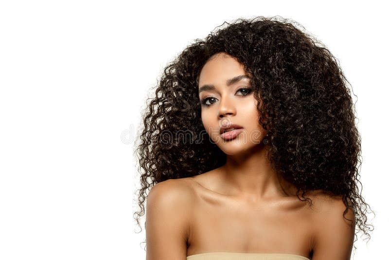 Schönheitsschwarze Hautfrau Afrikanische ethnische weibliche Gesichter Afrikanisches Modell mit langem Afro-Haar Lux-Modell