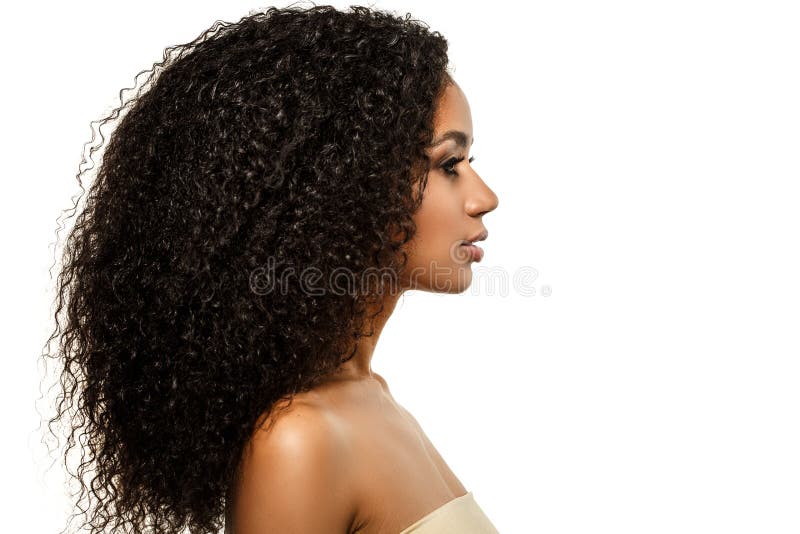 Schönheitsschwarze Hautfrau Afrikanische ethnische weibliche Gesichter Afrikanisches Modell mit langem Afro-Haar Lux-Modell in Pr lizenzfreie stockfotos Schönheitsschwarze Hautfrau Afrikanische ethnische weibliche Gesichter Afrikanisches Modell mit langem Afro-Haar Lux-Modell in Pr lizenzfreie stockfotos