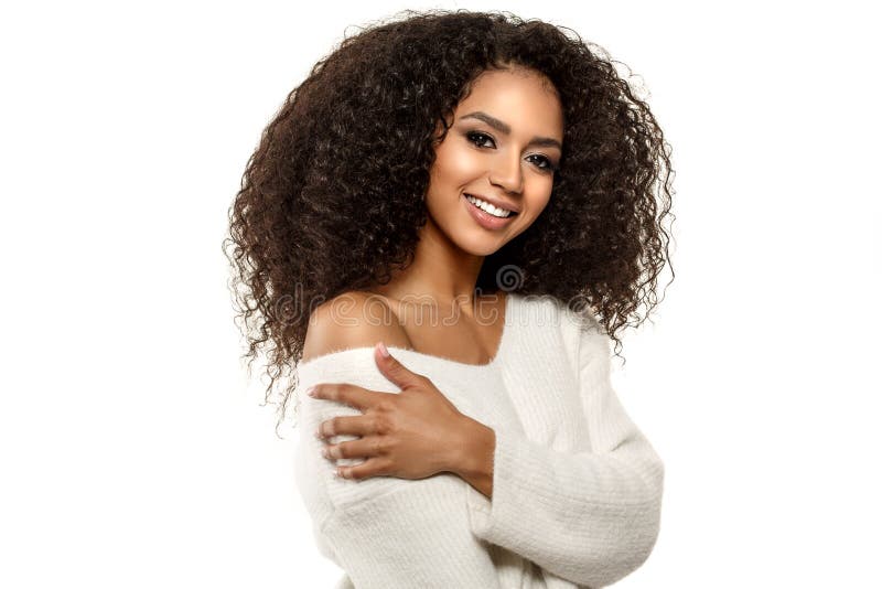 Schönheitsschwarze Hautfrau Afrikanische ethnische weibliche Gesichter Afrikanisches Modell mit langem Afro-Haar Lächelndes Model stockfotos