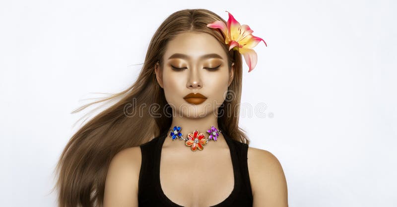 Schönheitssporträt einer jungen Asiatin mit natürlichen Make-up auf weißem Hintergrund stockfotografie