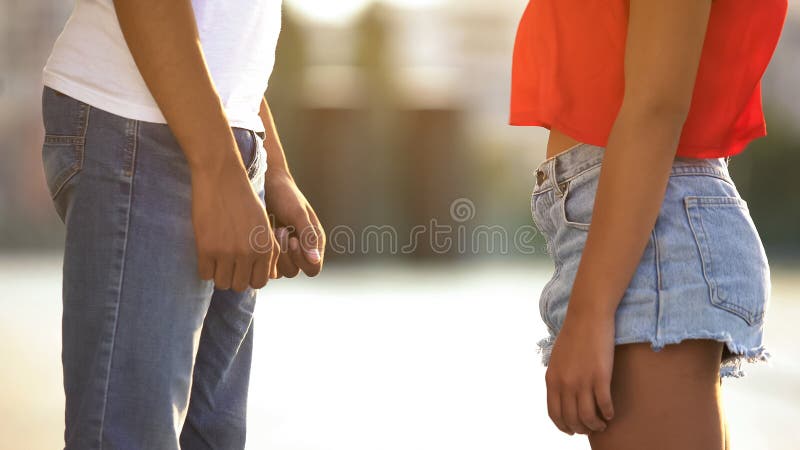 Schüchterne Teenager stehen einander gegenüber und zögern, den ersten Schritt zu tun, um die Liebe zu lieben stockfotos Schüchterne Teenager stehen einander gegenüber und zögern, den ersten Schritt zu tun, um die Liebe zu lieben stockfotos