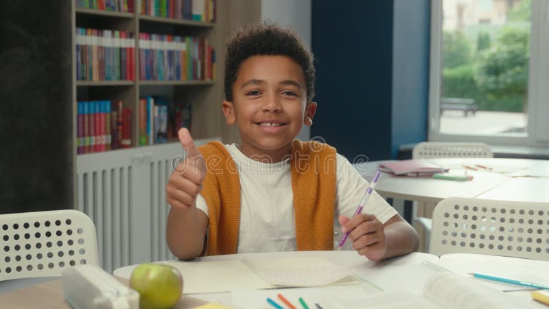 Schüler, die in Afrika jung sind und positive glückliche Schülerin lächeln, Kind, das in der Schule lernt stock video footage