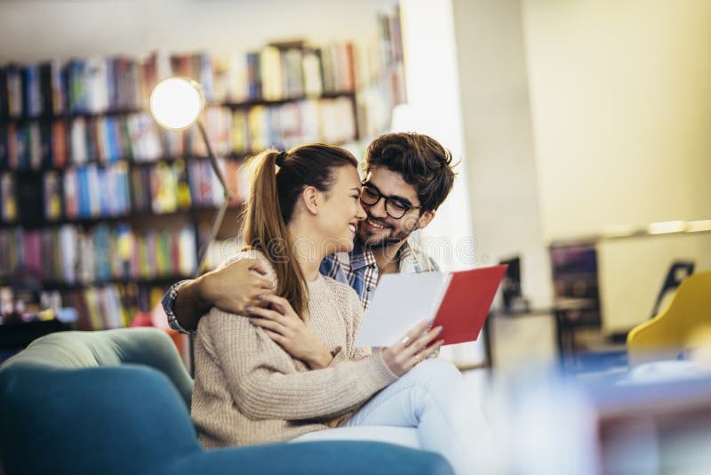Schüler, die zusammen in einem Café reden lizenzfreie stockfotos