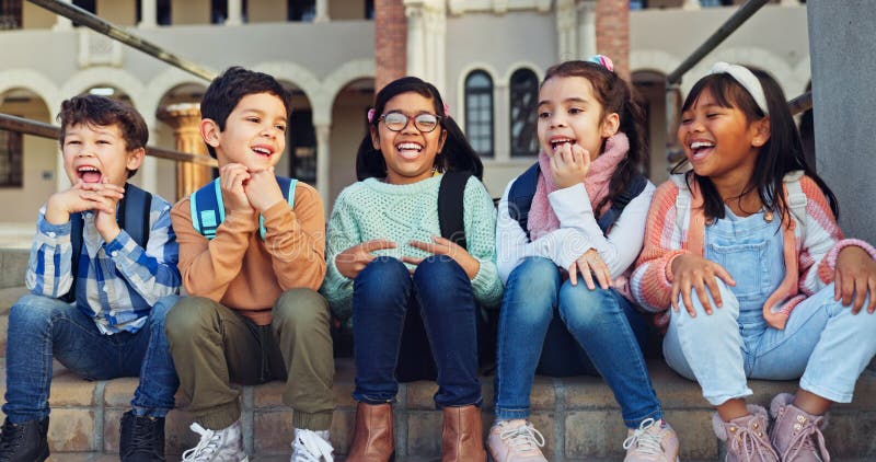 Schüler glücklich und Freunde auf Treppen zum Lachen Witz und begeistert von Vielfalt lernen oder Entwicklung stockfotografie