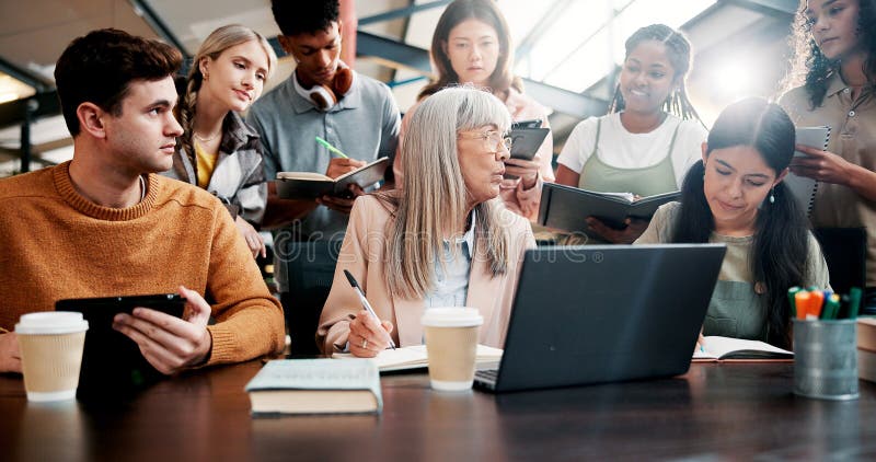 Schüler und Dozent mit Laptop-Diskussion und Infos für den Unterricht und die Gruppenarbeit. Wissen lizenzfreies stockbild
