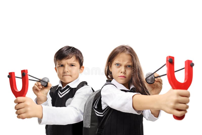 Schüler und ein Schulmädchen, das mit Katapulten und Felsen zielt stockfotos Schüler und ein Schulmädchen, das mit Katapulten und Felsen zielt stockfotos