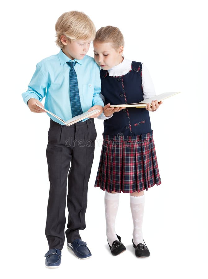 Schüler und Schulmädchen, die Bücher, lokalisierter weißer Hintergrund in voller Länge betrachten stockfotos Schüler und Schulmädchen, die Bücher, lokalisierter weißer Hintergrund in voller Länge betrachten stockfotos
