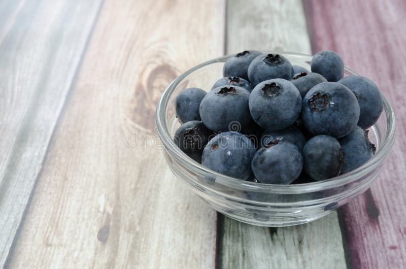 Schüssel Blaubeeren lizenzfreie stockfotografie Schüssel Blaubeeren lizenzfreie stockfotografie