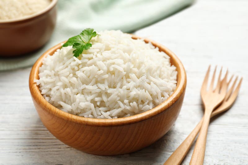 Sch?ssel geschmackvoller gekochter Reis auf Tabelle