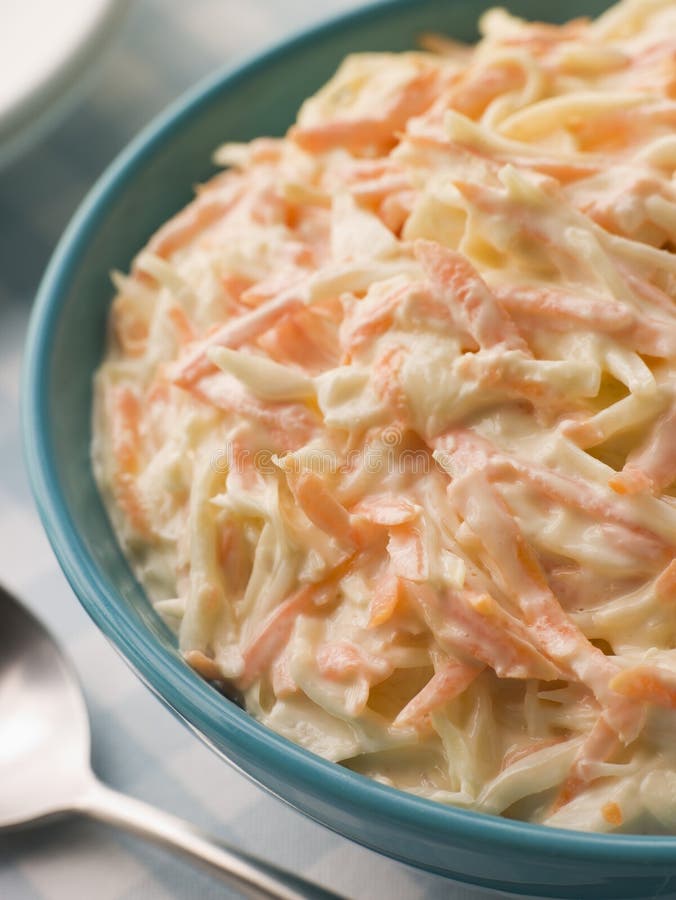 Schüssel Kohlsalat mit einem Löffel stockfotografie Schüssel Kohlsalat mit einem Löffel stockfotografie