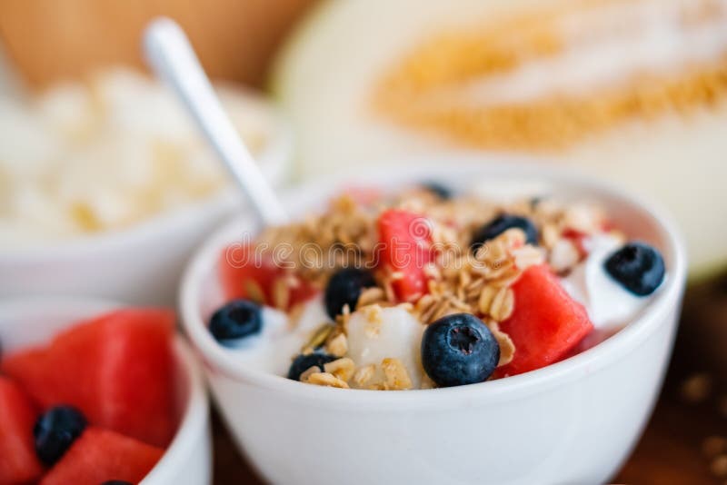 Schüssel mit Müsli, Obst und Jogurt - gesundes Frühstück lizenzfreie stockbilder Schüssel mit Müsli, Obst und Jogurt - gesundes Frühstück lizenzfreie stockbilder