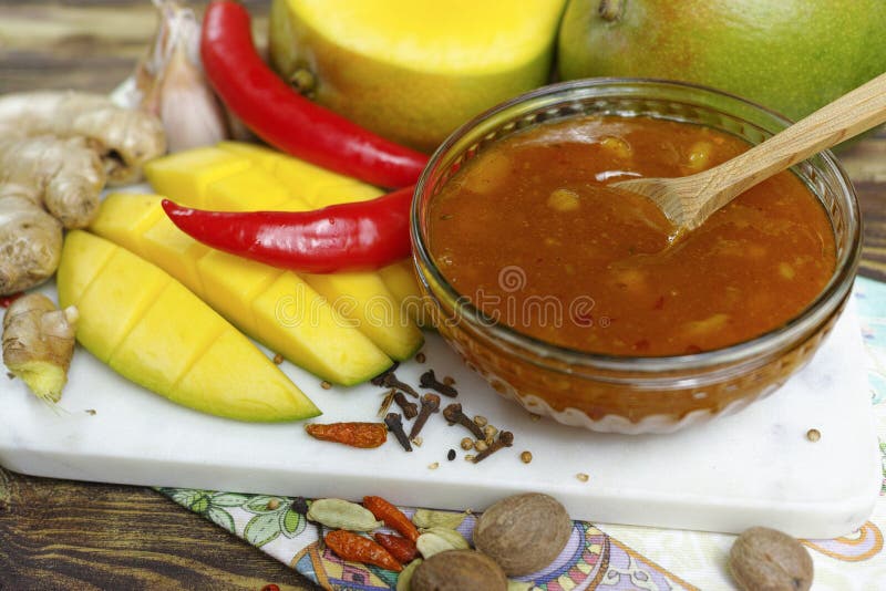 Schüssel selbst gemachtes Mango-Chutney auf altem Holztisch lizenzfreies stockfoto Schüssel selbst gemachtes Mango-Chutney auf altem Holztisch lizenzfreies stockfoto