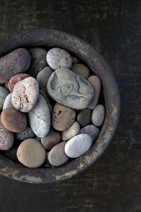Schale mit Flusssteinen lizenzfreie stockfotografie