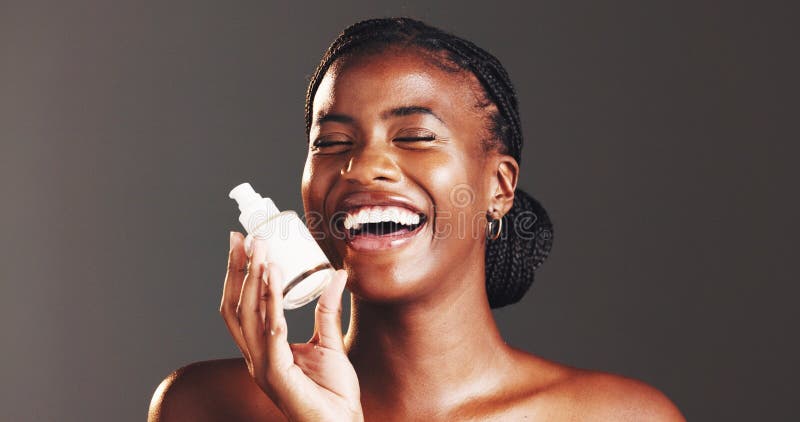 Sciacquone e crema per fotoritratti in studio e bottiglia per dermatologia in background. ragazza africana e immagine stock libera da diritti