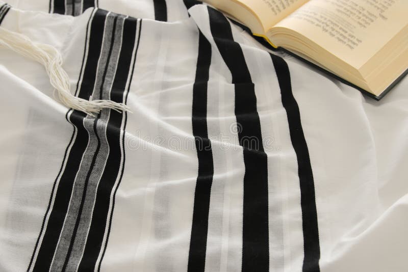 Scialle di preghiera - simboli religiosi ebrei del libro di preghiera e di Tallit Festa ebrea del nuovo anno del hashanah di Rosh immagini stock Scialle di preghiera - simboli religiosi ebrei del libro di preghiera e di Tallit Festa ebrea del nuovo anno del hashanah di Rosh immagini stock