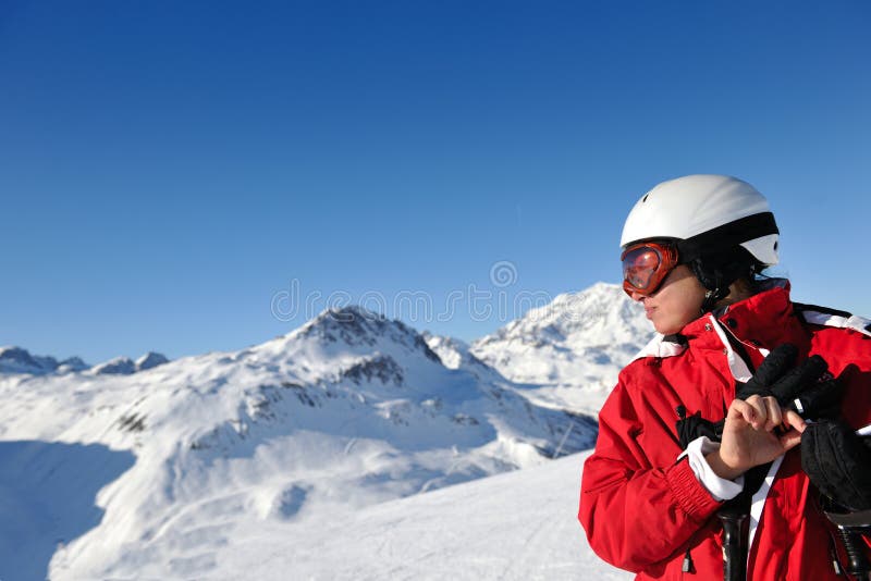 Sciando sulla neve fresca alla stagione di inverno al giorno pieno di sole immagine stock libera da diritti Sciando sulla neve fresca alla stagione di inverno al giorno pieno di sole immagine stock libera da diritti