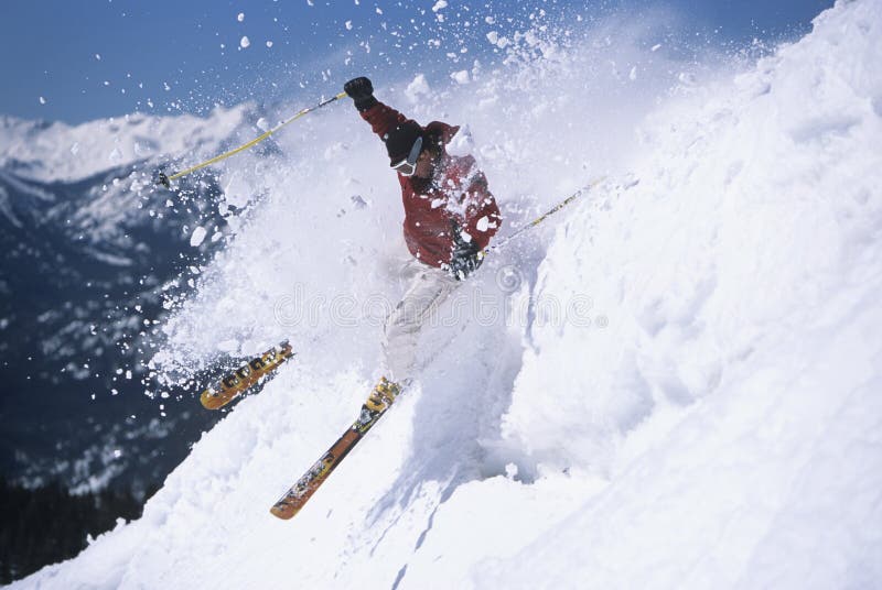 Sciatore attraverso neve polverosa su Ski Slope