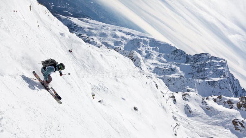 Sciatore di Freeride fotografia stock libera da diritti Sciatore di Freeride fotografia stock libera da diritti