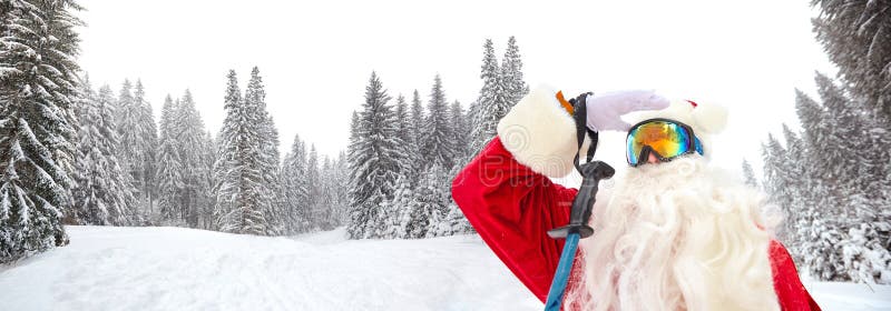 Sciatore di Santa Claus sui precedenti del paesaggio dello sci immagini stock libere da diritti Sciatore di Santa Claus sui precedenti del paesaggio dello sci immagini stock libere da diritti