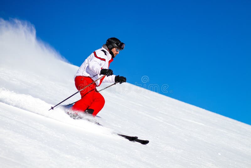 Sciatore maschio che accelera giù Ski Slope