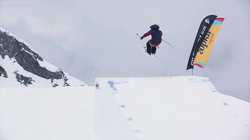 Sciatore nel salto uniforme dal trampolino Acrobazia estrema MONTAGNE NEVOSE sfida paesaggio