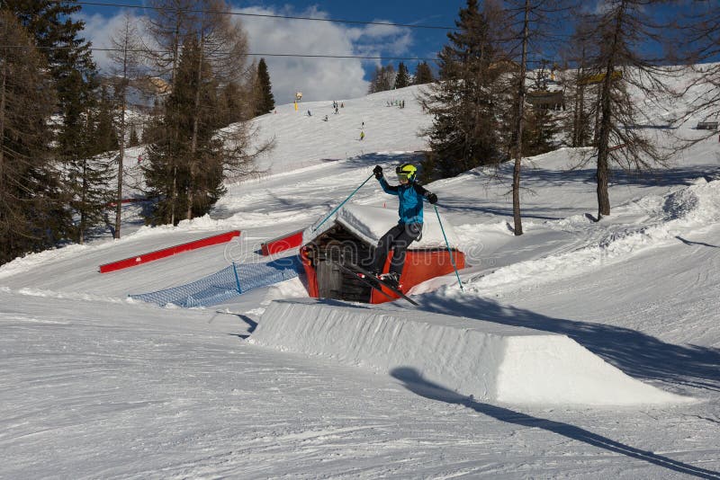Sciatore nell'azione: Ski Jumping nella montagna Snowpark fotografia stock libera da diritti Sciatore nell'azione: Ski Jumping nella montagna Snowpark fotografia stock libera da diritti